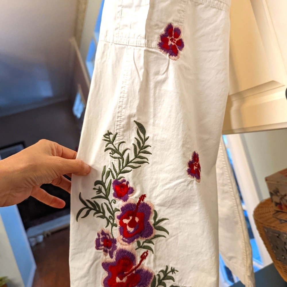 Gorgeous embroidered Roxy cargo pants